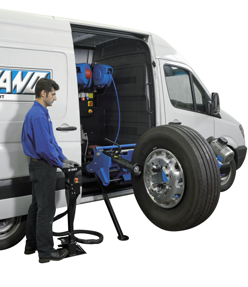 Шиномонтажный мобильный станок с беспровод. стойкой упр. для колес г/а Giuliano S561 radio control 